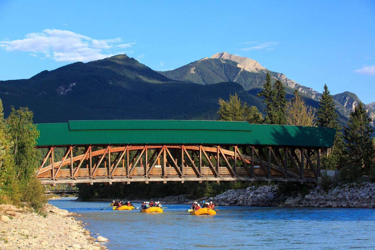 Whitewater Lodge Golden Extérieur photo